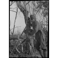 Ljudjnowo - Rhew. [Un soldat allemand observe avec une lunette binoculaire]. [Description en cours]