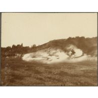 Expériences de lance-flammes à Fontainebleau. [légende d'origine]