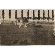 [Elèves de Saint-Cyr pendant un exercice de tir].
