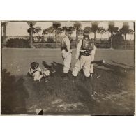 [Elèves officiers au repos].