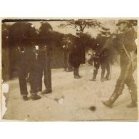 [Un groupe de Saints-Cyriens dans la campagne].
