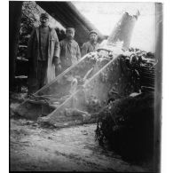 [Mortier de 220 et ses servants].