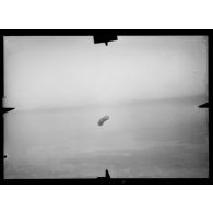 [Saucisse en vol vue d'avion].
