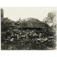Abri de mitrailleuses et de minenwerfers [76 mm] aux environs [des] 1res lignes à Beuvraignes (Somme). [légende d'origine]<br>