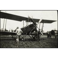 Avion anglais B.I. ayant atterri sur le terrain de mon escadrille à Catigny le 20 mai 1917. Deux généraux à bord. [légende d'origine]