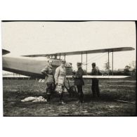 [Luc Pupat et pilotes devant un  avion sur le terrain de Catigny].