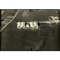 Camp d'aviation avec ses hangars et ses baraquements. Dehors quelques appareils Morane, Caudron et Farman. Photo prise par moi il y a plus d'un mois. [légende d'origine]
