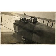 Lieutenant Luc-Pupat sur un Spad avant le départ pour un premier vol sur cet appareil. [légende d'origine]