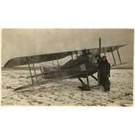Lieutenant Luc-Pupat au retour de son premier vol sur un Spad - roue de l'appareil brisée. [légende d'origine]
