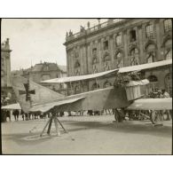Albatros que j'ai descendu et contraint d'atterrir entre Nomeny et Létricourt. L'avion récupéré par les fantassins est exposé à Nancy sur la place Stanislas. J'ai été ce soir (3 août 15) avec mon pilote pour le voir. On voit nettement les trous faits par les balles de ma mitraillette. [légende d'origine]