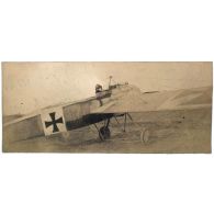 Lieutenant Luc-Pupat prenant son départ pour effectuer un vol sur Fokker ayant atterri au Plessis Belleville en octobre 1916. [légende d'origine]