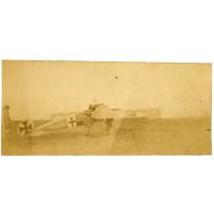 Lieutenant Luc-Pupat après avoir effectué un vol sur Fokker ayant atterri au Plessis Belleville en octobre 1916. [légende d'origine]