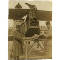 Capitaine Luc-Pupat devant l'avion qu'il abattit en juillet 1915. [légende d'origine]