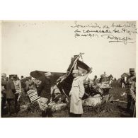 Débris d'un appareil allemand monté par un membre de la famille de Bulow, abattu au début de 1915. Dédicace : Souvenir de bataille au camarade Luc-Pupat (26 mai 1915). Signé : Mesguich. [légende d'origine]