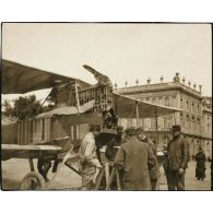 [Albatros allemand abattu par le capitaine Luc-Pupat et exposé sur la place Stanislas à Nancy en 1915].