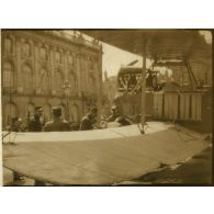 [Albatros allemand abattu par le capitaine Luc-Pupat et exposé sur la place Stanislas à Nancy en 1915].