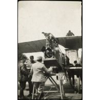 [Albatros allemand abattu par le capitaine Luc-Pupat et exposé sur la place Stanislas à Nancy en 1915].