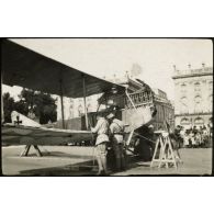 Albatros avec les soldats de garde pour protéger l'appareil contre la curiosité de la foule, qui a déjà réussi à le détériorer plus ou moins afin d'en garder des souvenirs. [légende d'origine]