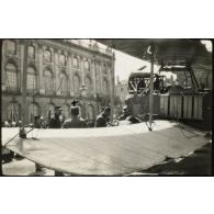 Lieutenant observateur Luc-Pupat, ayant mitraillé l'Albatros, représenté sur cette photo. Avion atteint par plusieurs balles de mitrailleuse, dont 2 dans le radiateur, 1 dans le tube des gaz, 2 dans le blindage de la carlingue, etc. [légende d'origine]