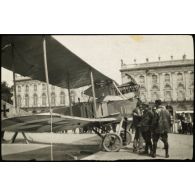 Albatros avec ses croix noires sous les plans inférieurs. [légende d'origine]