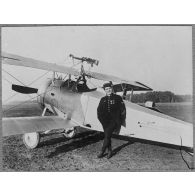 [Capitaine Luc-Pupat appuyé à un avion. Deux décorations : croix de guerre et légion d’honneur. 1917].