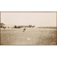 Ecole d'Avord. Les hangars. [légende d'origine]