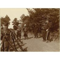 La critique : mon lieutenant, j'ai fait filer mes hommes le long du petit bois à 200 m d'ici. Je me suis replié, l'ennemi étant fort d'une compagnie, tout en suivant les mouvements. [légende d'origine]