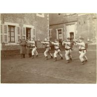 L'escrime à la baïonnette : c'est dur, le sac est lourd, baïonnette et fourreau sont au bout du flingot : pointez ! [légende d'origine]