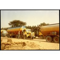 Transport et escorte des camions d'essence au profit du Groupement Légion d'Ati. [légende d'origine]<br>