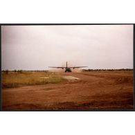 5° Transall se pose sur la piste d'Ati (située à 500 km au nord-est de la capitale Ndjamena). [légende d'origine]<br>