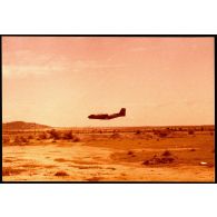 Abeché  - "L'avion du courrier" (photographe : Sergent Chambertin, RICM, II° escadron). [légende d'origine]<br>