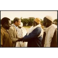 Abeché  - Visite de Monsieur Robert Galley, ministre de la coopération du gouvernement Barre (et ancien combattant de la 2° division blindée du Général Leclerc) (II° escadron du RICM). [légende d'origine]<br>