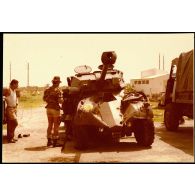 N'Djamena      - "2ème guerre - contre 3ème armée" - AML (Engins Blindés Légers) touchée par un canon SR (Sans Recul) devant l'ambassade (II° escadron du RICM, photographe : Sergent Chambertin). [légende d'origine]<br>