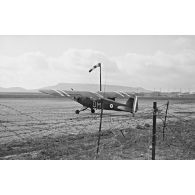 Avion de reconnaissance Piper L18, chargé de guider l'équipe de transmissions. [légende d'origine]