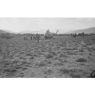 Opération héliportée avec Sikorsky dans la région des Aurès. [légende d'origine]