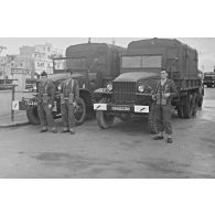 Militaires avec chacun 2 chargeurs de PM MAT 49. [légende d'origine]