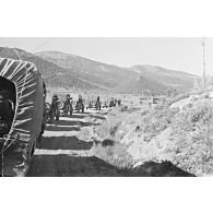Convoi partant en opération. [légende d'origine]