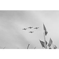 Quatre avions en escadrille. [légende d'origine]