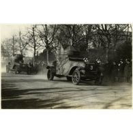 Les autos-mitrailleuses. [légende d'origine]<br>