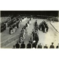 Cérémonie interalliée le 11 novembre 1930 devant le monument aux morts. [légende d'origine]<br>