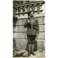Le soldat Le Roy décoré de la Médaille militaire. [légende d'origine]<br>