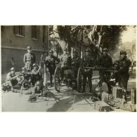 Les servants de l'armement du détachement de Canton. [légende d'origine]<br>