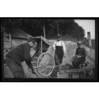 Juin 1915. La Forestière. Les téléphonistes bobinent leur fil.