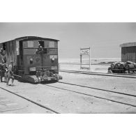En Egypte, le ravitaillement arrive à la gare de Similla (Ismaïlia ou Simla Alam Al-Rum), des militaires italiens sont présents.