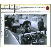 Africains en France. Ouvrier africain de la régie Renault.