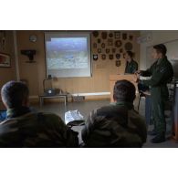 Au cours de l'exercice Etoile verte, débriefing entre un pilote de chasse et l'équipe TACP du 93e RAM.