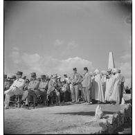 Des autorités militaires et civiles sont rassemblées devant la colonne Montagnac, monument commémoratif de la bataille de Sidi-Brahim.