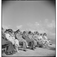 Photographie de groupe rassemblant des personnalités militaires et civiles assises, à la commémoration du centenaire des combats de Sidi-Brahim.