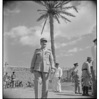 Plan en contre-plongée du général de corps d'armée Henry Martin, sur une place, au pied du palmier solitaire, le palmierd'Abd el-Kader, à Ghazaouet.