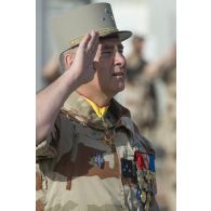 Le  general de division Patrick Bréthous, commandant la force Barkhane, salue les couleurs lors d'une cérémonie de lever des couleurs sur la base aérienne 172 Fort-Lamy à N'Djamena.